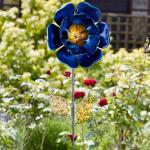 Fleur bleue décorative sur piquet