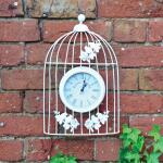Horloge de jardin dans une cage à oiseaux