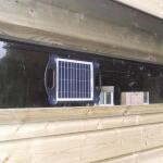 Solarpaneel mit Gartenhausbeleuchtung und Ladegerät